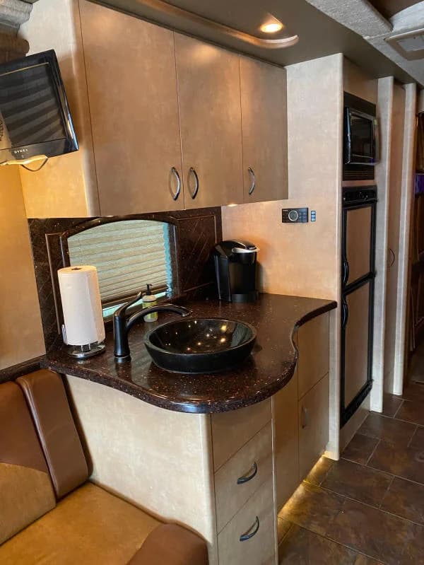 2009 Prevost XLII Entertainer Motorcoach - Image 10