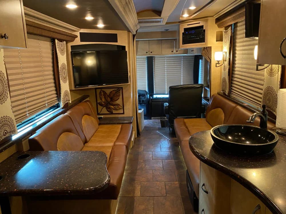 2009 Prevost XLII Entertainer Motorcoach - Image 12