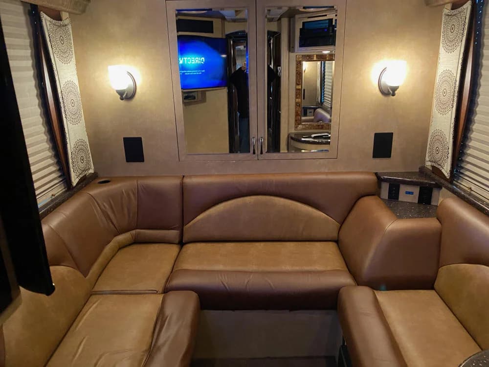 2009 Prevost XLII Entertainer Motorcoach - Image 15