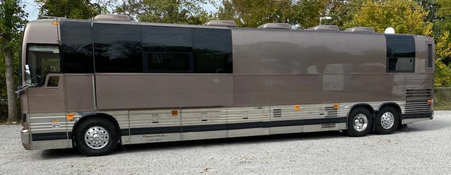 2009 Prevost XLII Entertainer Motorcoach - Image 3