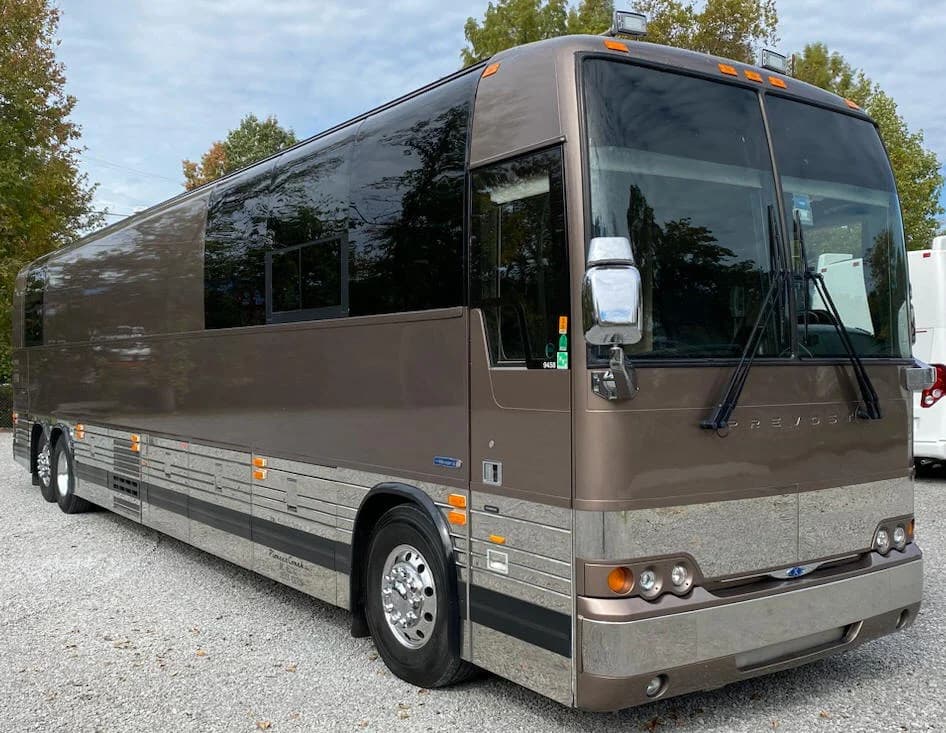 2009 Prevost XLII Entertainer Motorcoach - Image 1