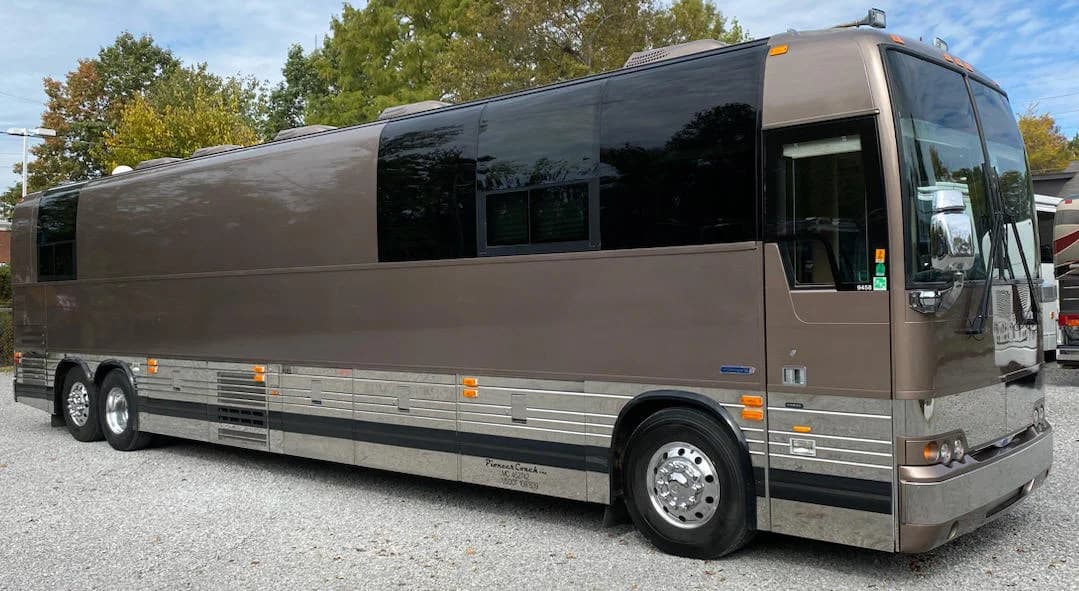 2009 Prevost XLII Entertainer Motorcoach - Image 4