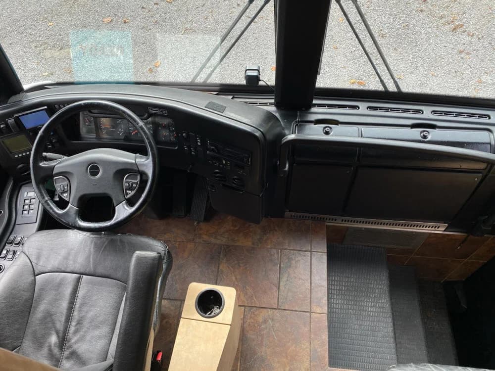 2009 Prevost XLII Entertainer Motorcoach - Image 5