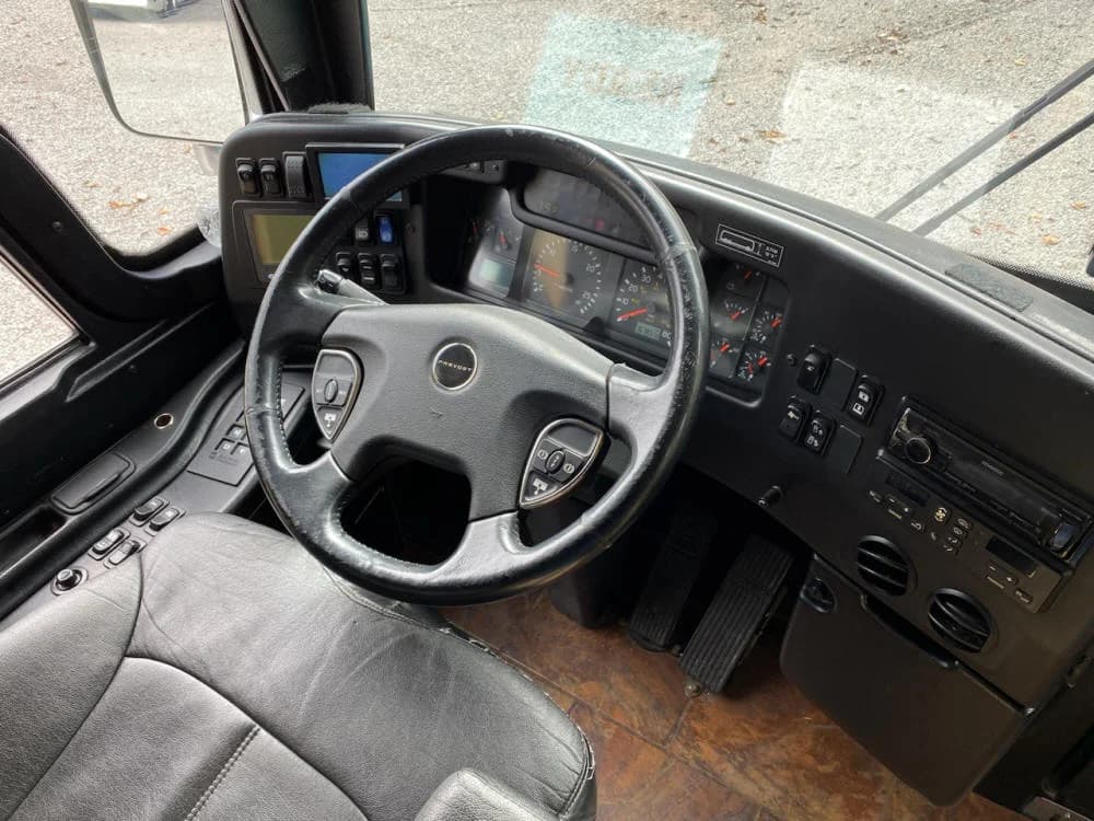 2009 Prevost XLII Entertainer Motorcoach - Image 6