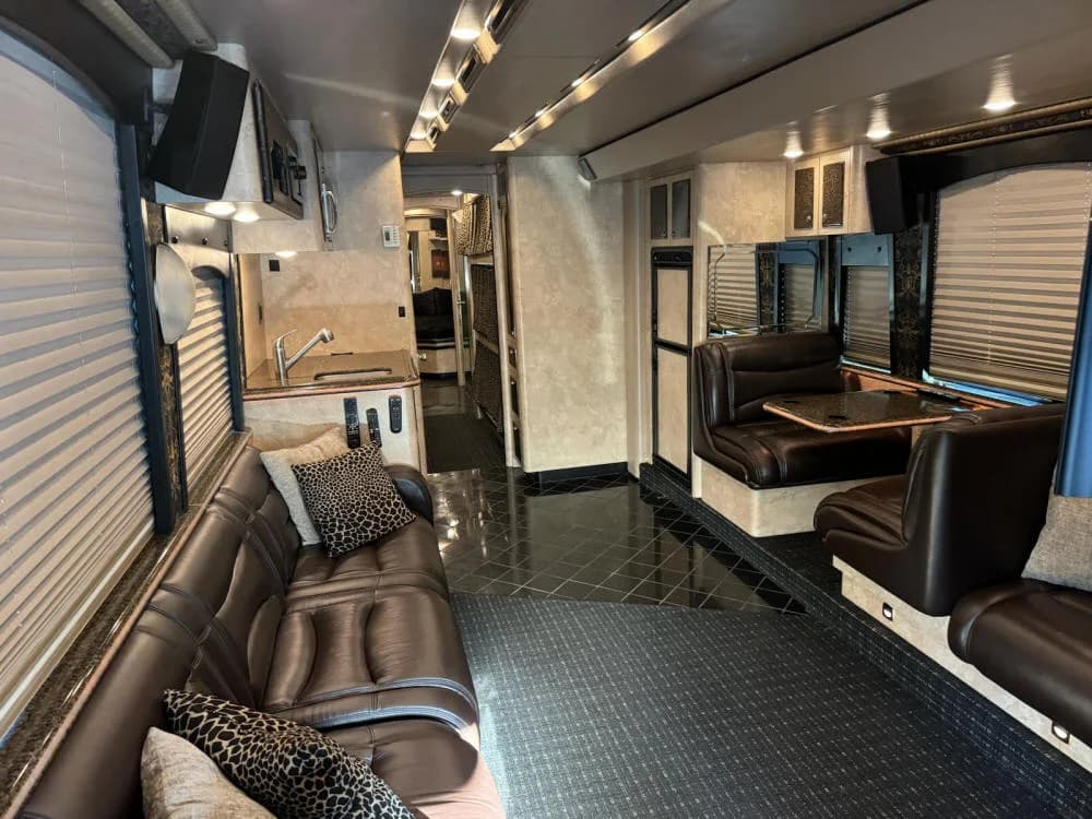 2006 Prevost XLII Star Motorcoach - Image 13
