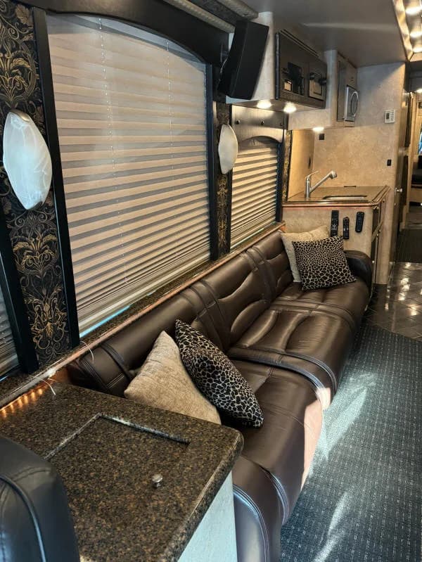 2006 Prevost XLII Star Motorcoach - Image 14