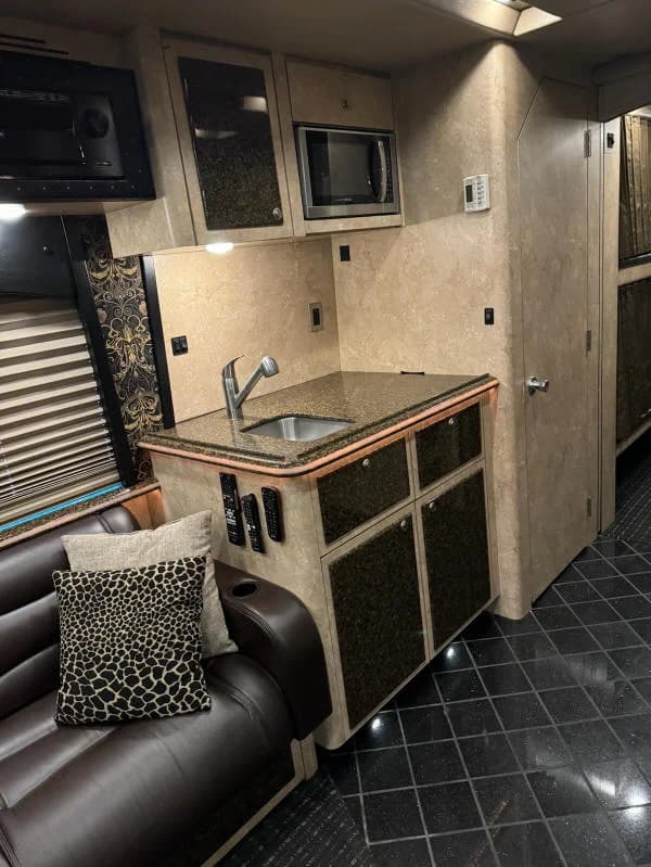 2006 Prevost XLII Star Motorcoach - Image 17