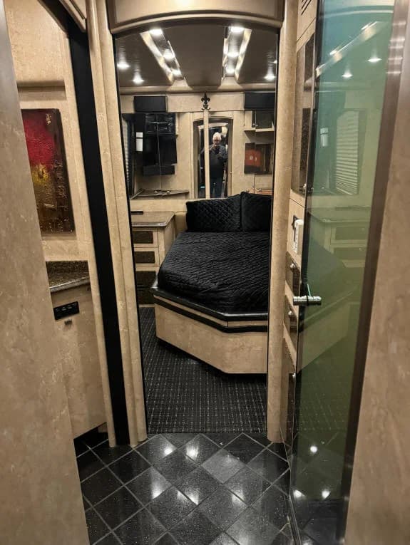 2006 Prevost XLII Star Motorcoach - Image 22