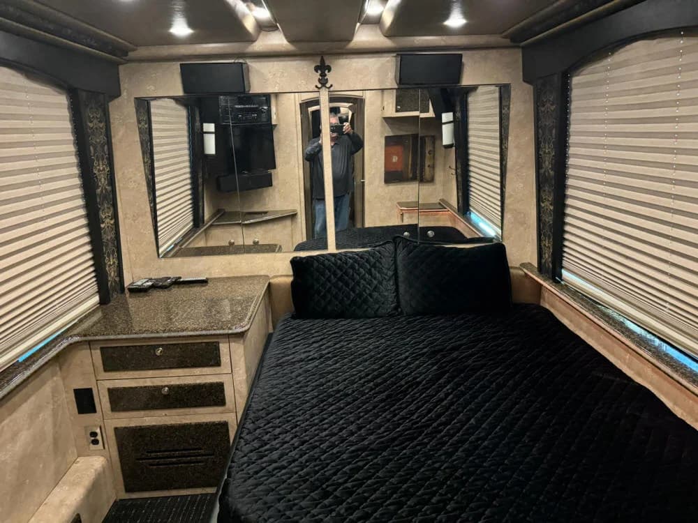 2006 Prevost XLII Star Motorcoach - Image 26
