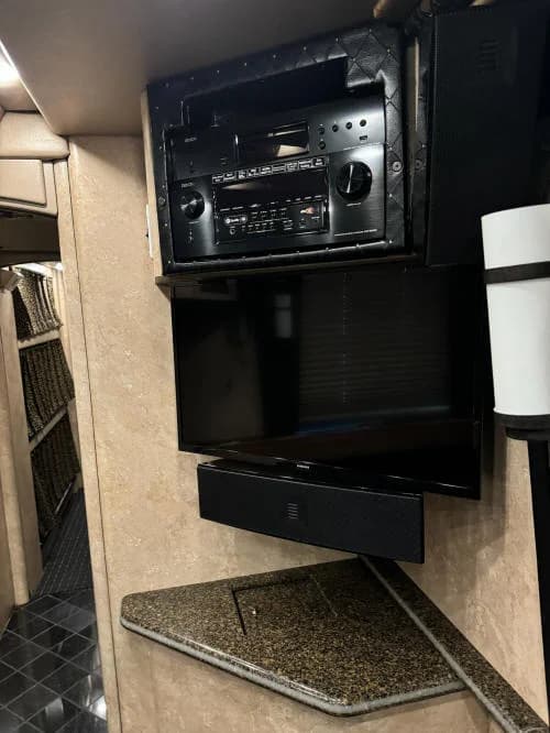 2006 Prevost XLII Star Motorcoach - Image 28