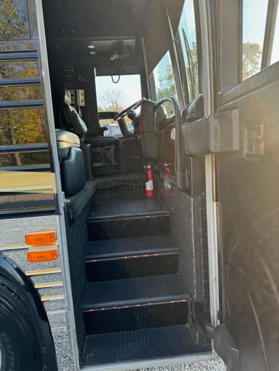 2006 Prevost XLII Star Motorcoach - Image 7