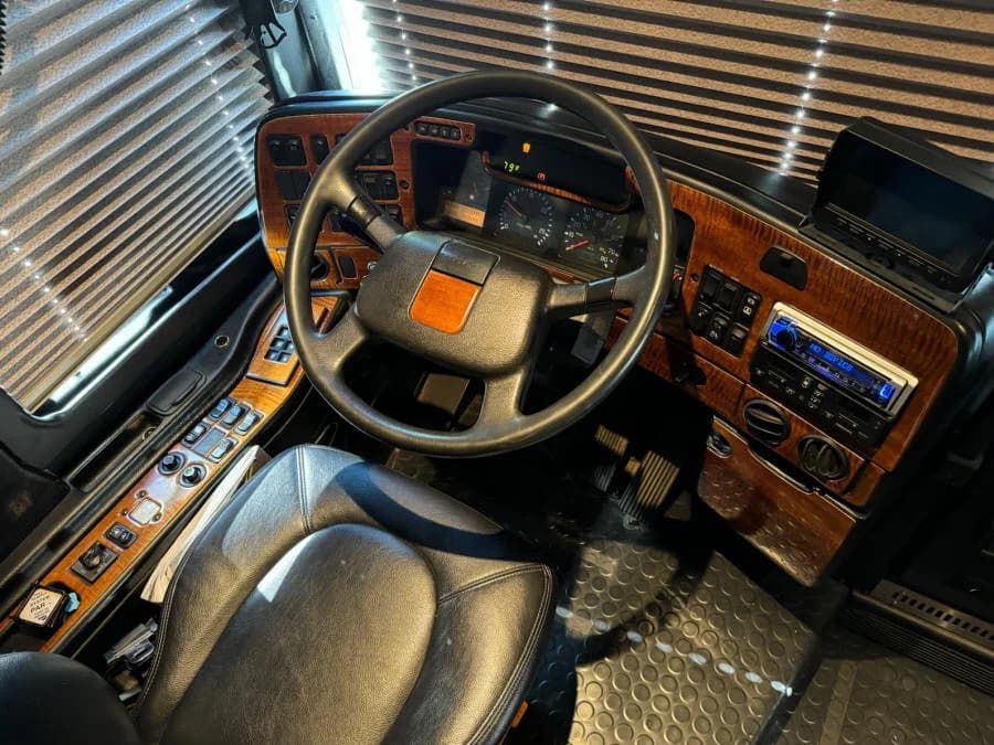 2006 Prevost XLII Entertainer Motorcoach - Image 9