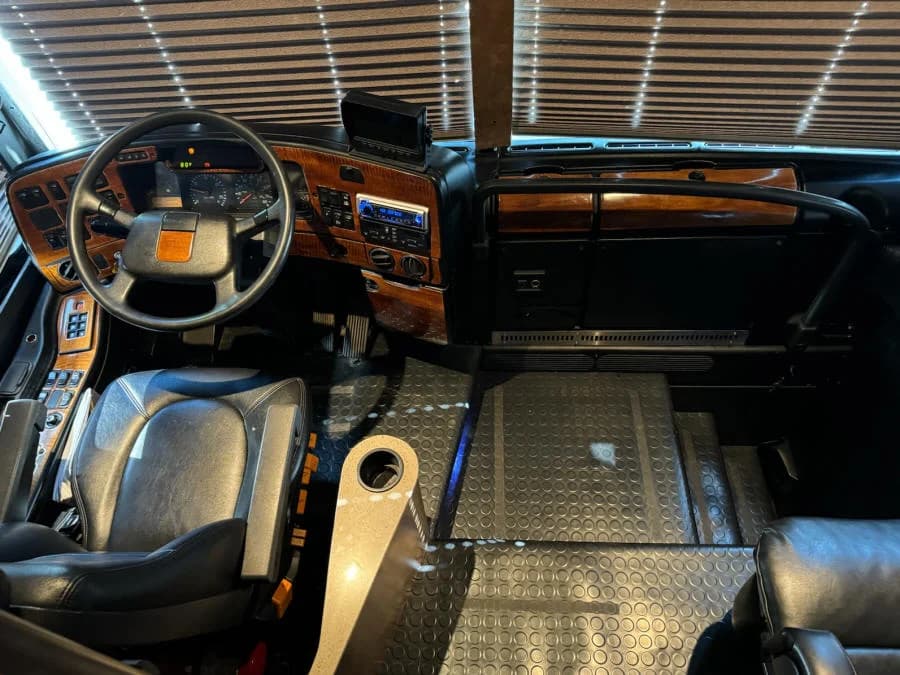 2006 Prevost XLII Entertainer Motorcoach - Image 11