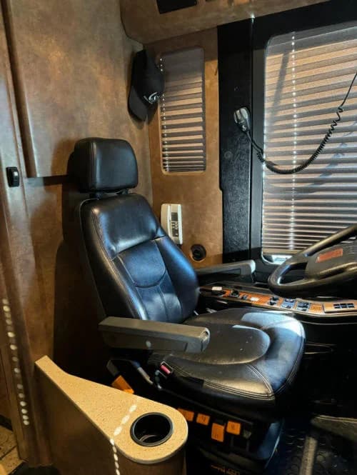 2006 Prevost XLII Entertainer Motorcoach - Image 13