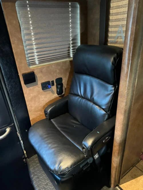 2006 Prevost XLII Entertainer Motorcoach - Image 14