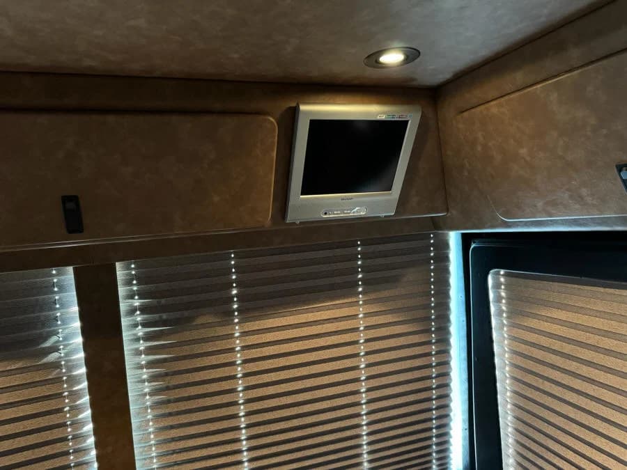 2006 Prevost XLII Entertainer Motorcoach - Image 15