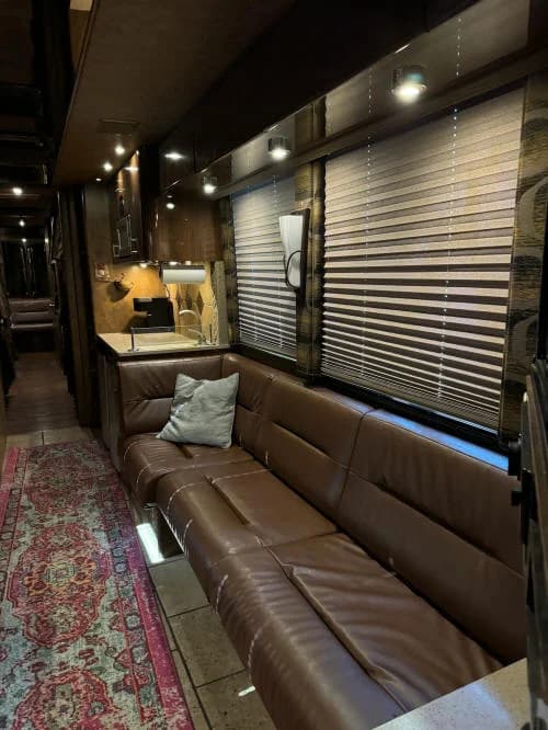 2006 Prevost XLII Entertainer Motorcoach - Image 18