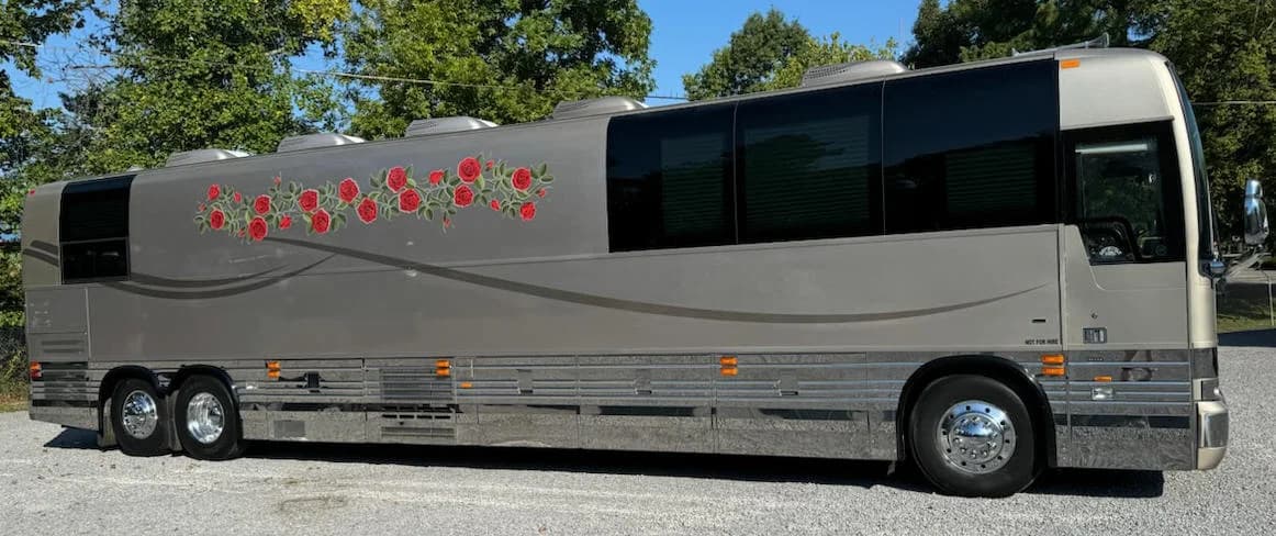 2006 Prevost XLII Entertainer Motorcoach - Image 2