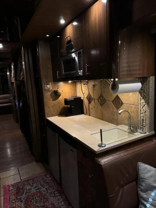 2006 Prevost XLII Entertainer Motorcoach - Image 19