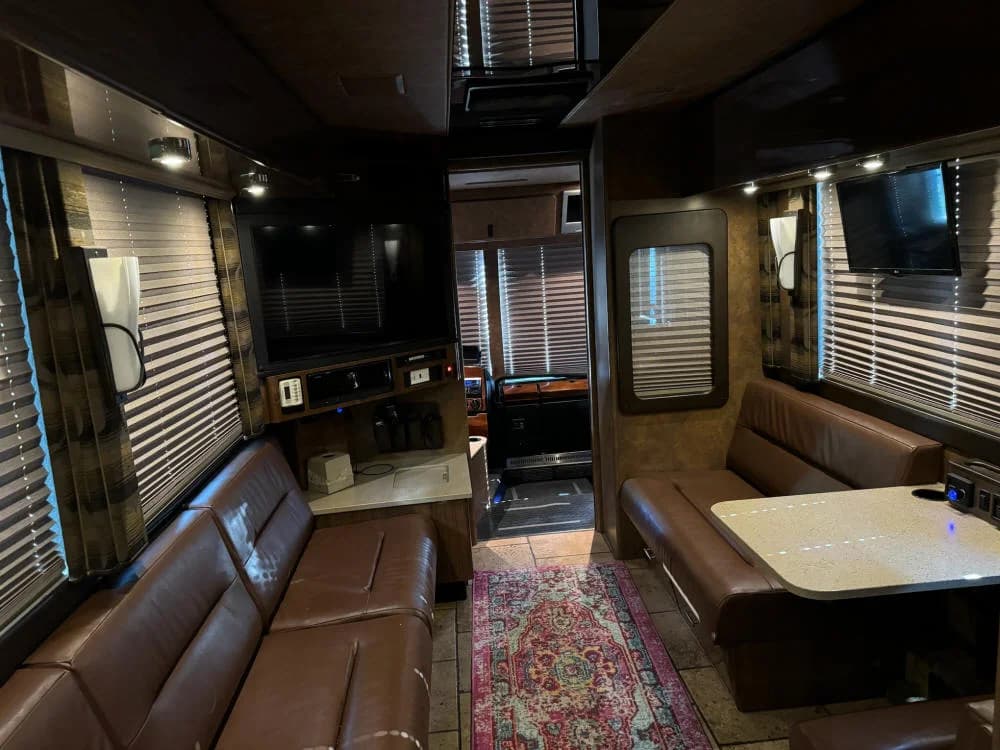2006 Prevost XLII Entertainer Motorcoach - Image 20