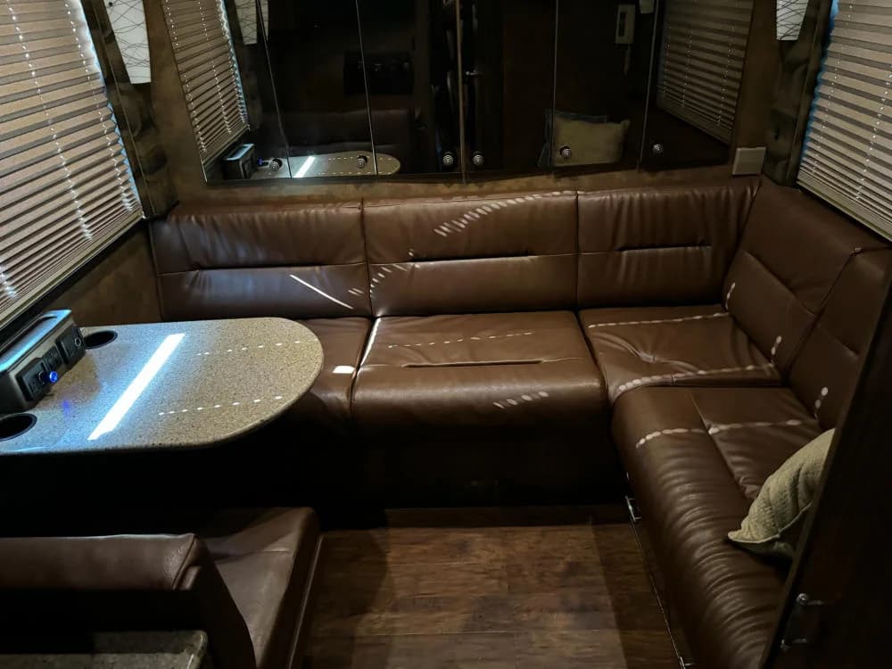 2006 Prevost XLII Entertainer Motorcoach - Image 24