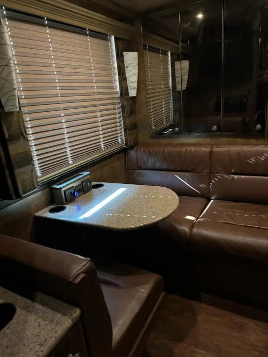 2006 Prevost XLII Entertainer Motorcoach - Image 25