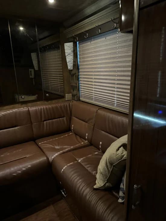 2006 Prevost XLII Entertainer Motorcoach - Image 26
