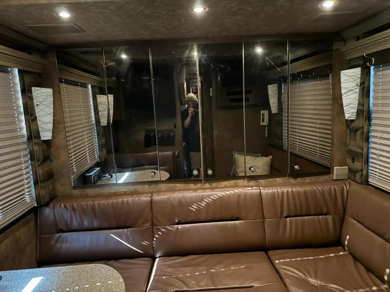 2006 Prevost XLII Entertainer Motorcoach - Image 27