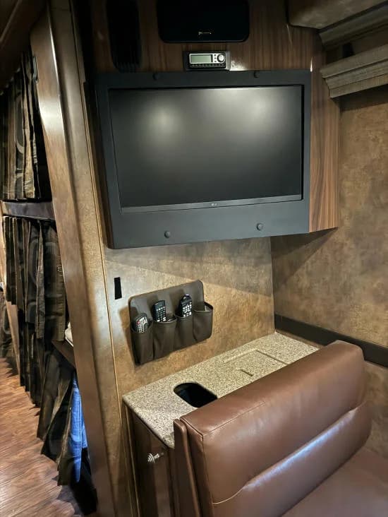 2006 Prevost XLII Entertainer Motorcoach - Image 28