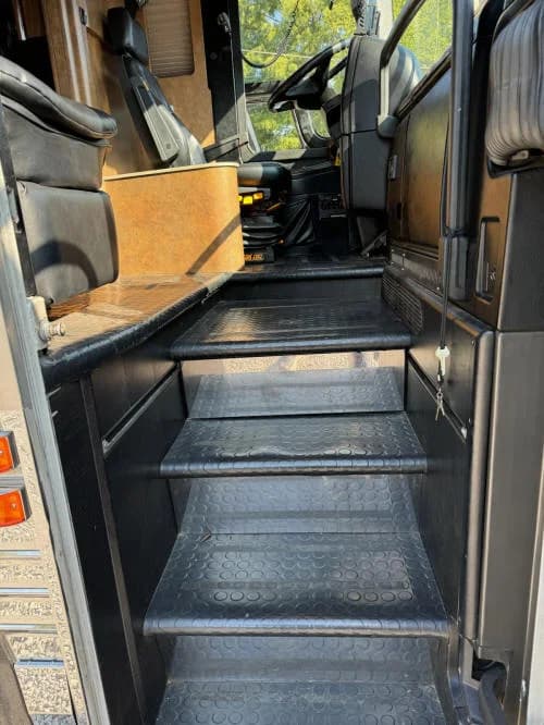 2006 Prevost XLII Entertainer Motorcoach - Image 8