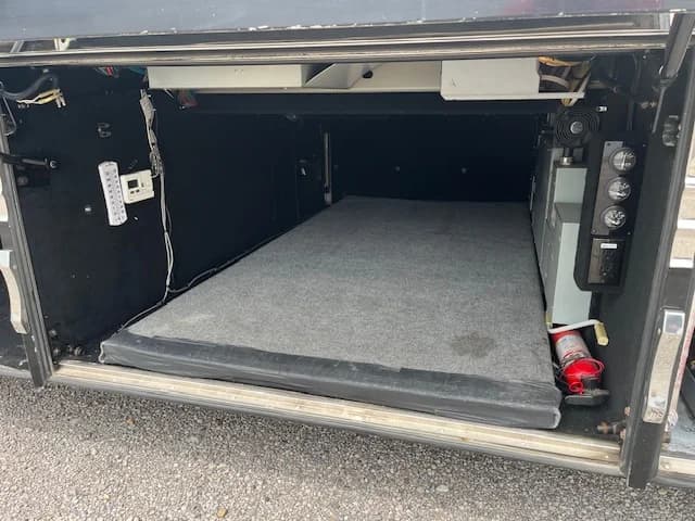 2006 Prevost XLII Motorhome - Image 8