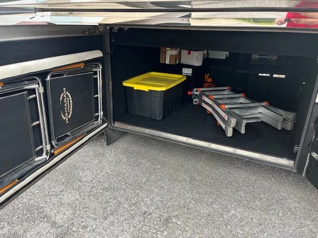 2006 Prevost XLII Motorhome - Image 13