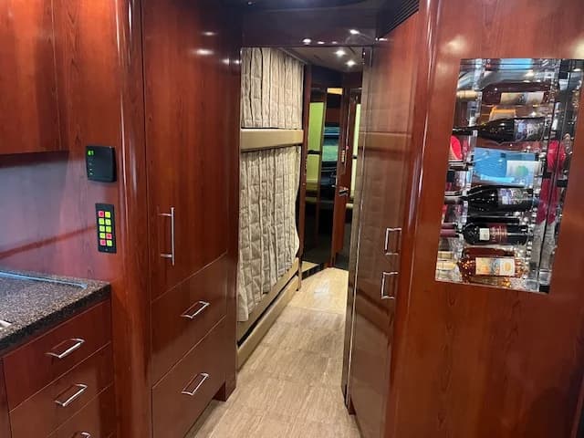 2006 Prevost XLII Motorhome - Image 32