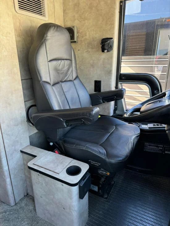 2001 Prevost XLII Sleeper Motorcoach - Image 9