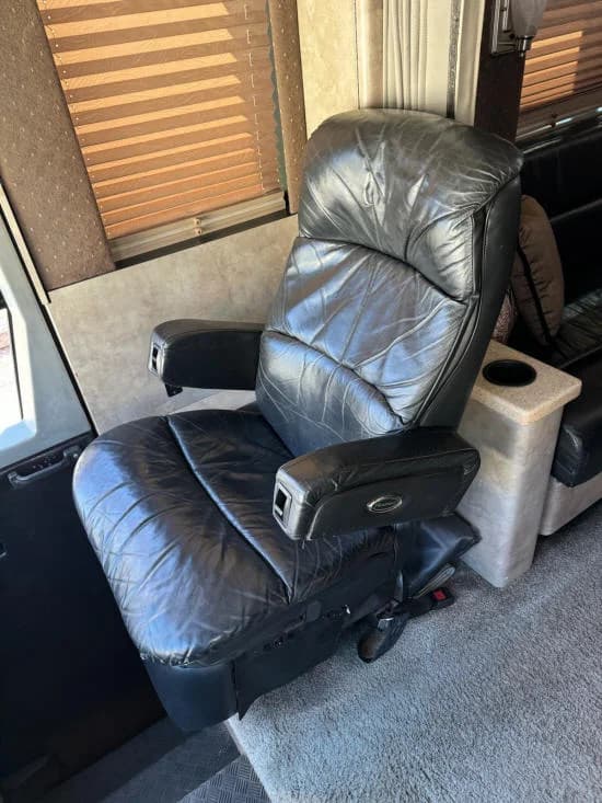 2001 Prevost XLII Sleeper Motorcoach - Image 10