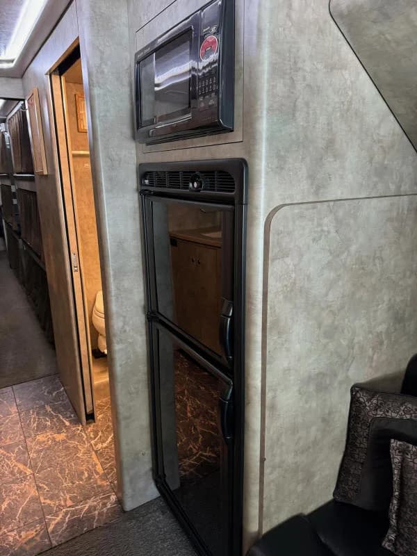 2001 Prevost XLII Sleeper Motorcoach - Image 15