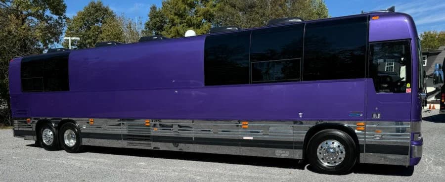 2001 Prevost XLII Sleeper Motorcoach - Image 3