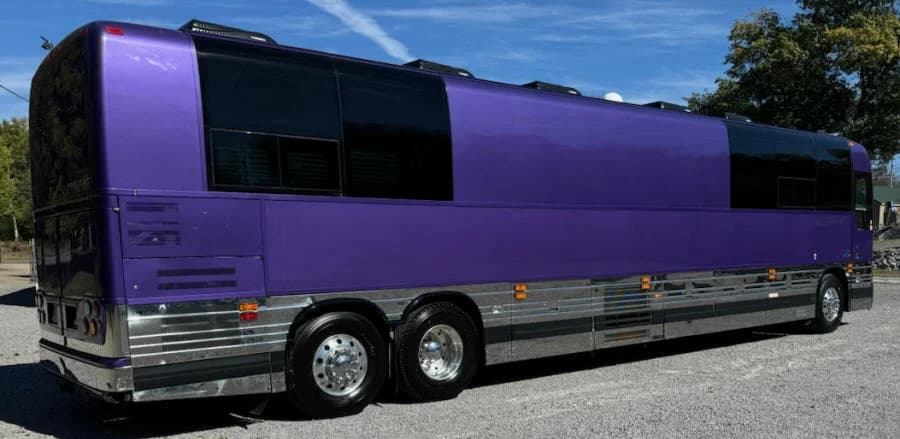 2001 Prevost XLII Sleeper Motorcoach - Image 4