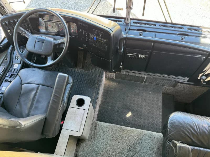 2001 Prevost XLII Sleeper Motorcoach - Image 8