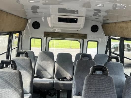 2003 Chevy Girardin Shuttle Bus - Image 6