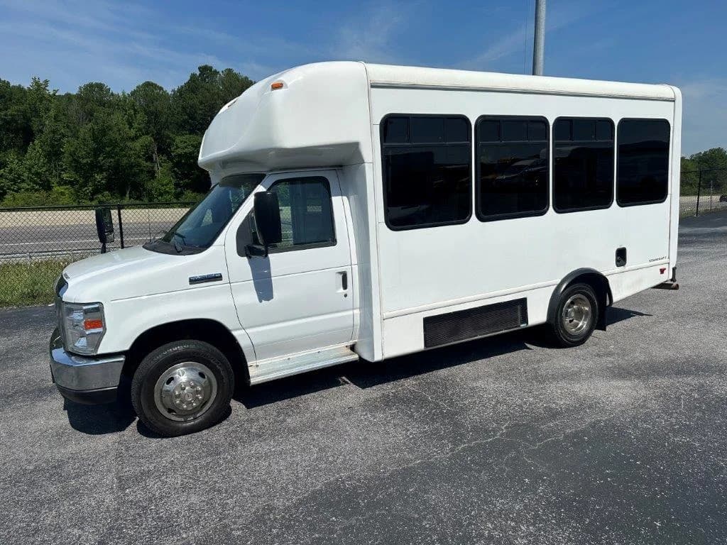 2019 Ford E350 Starcraft Allstar - Image 2