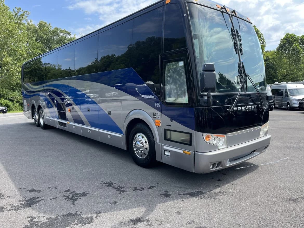 2015 Prevost H-345  Coach Bus - Image 1