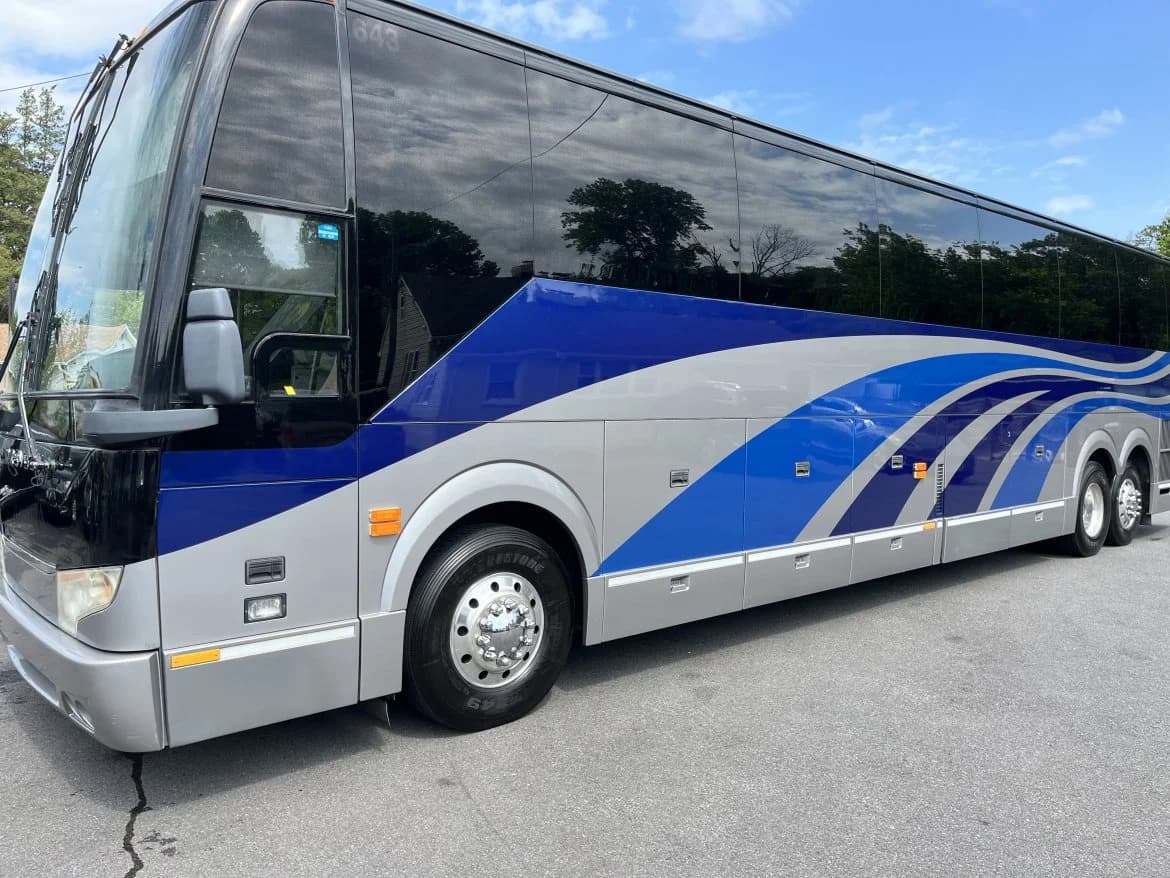 2015 Prevost H-345  Coach Bus - Image 2