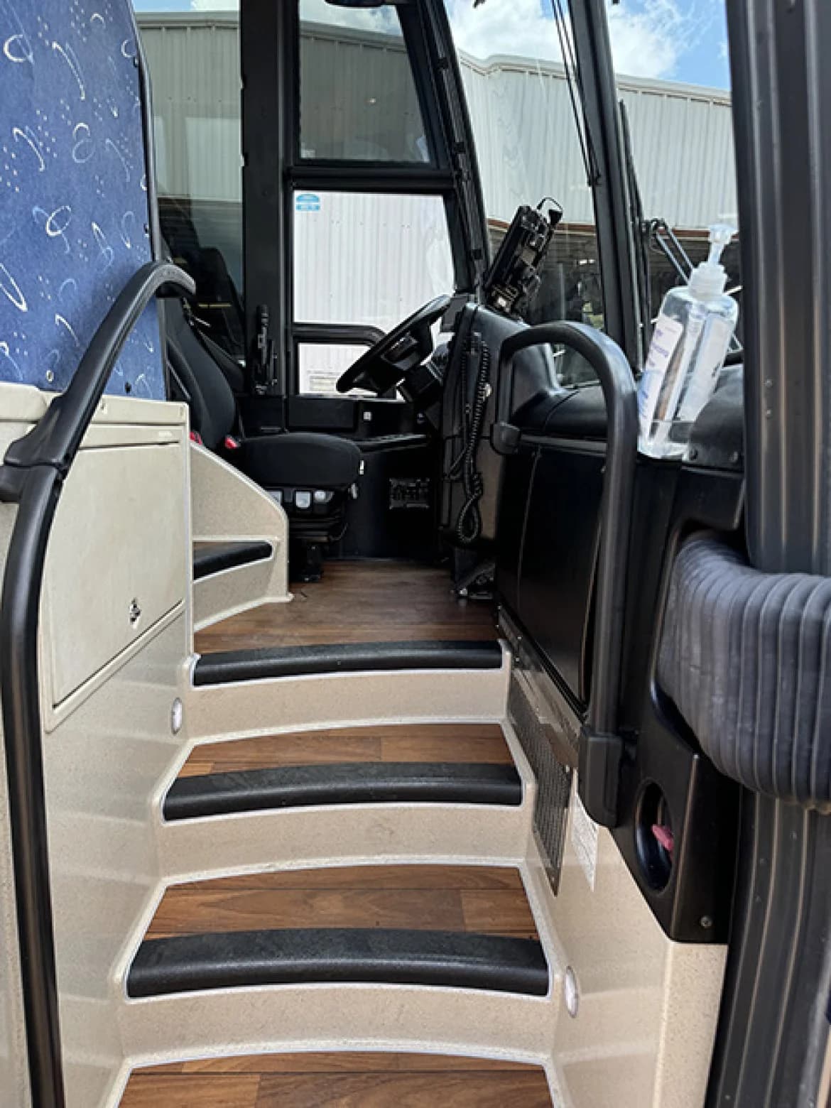 2015 Prevost H-345  Coach Bus - Image 5