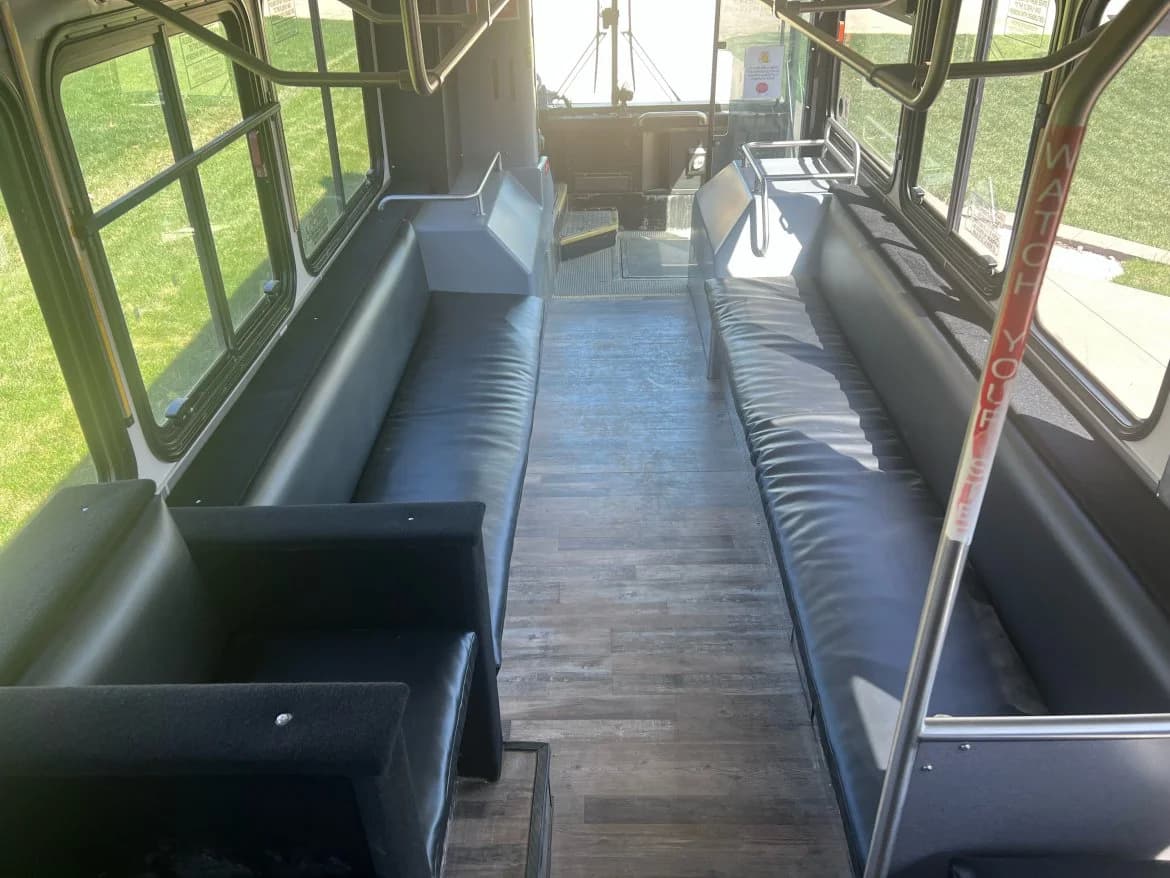 2006 Gillig Low Floor Bus Limo - Image 2