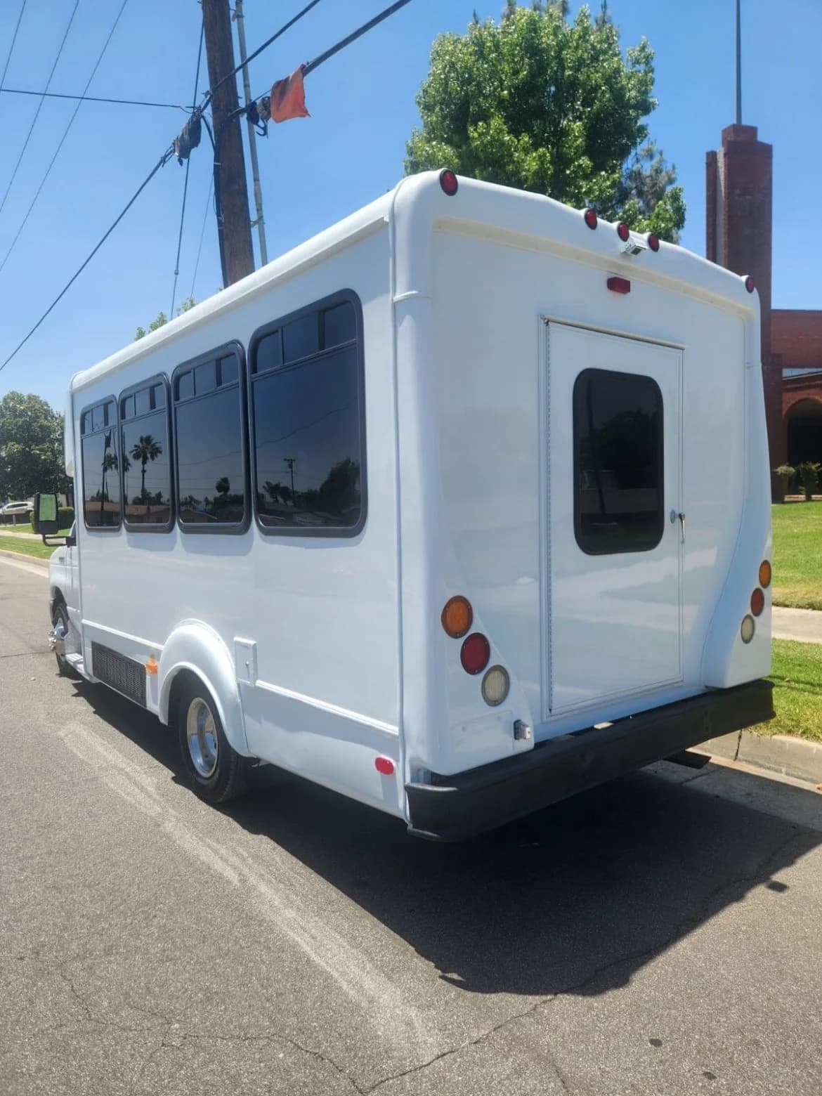 2016 Ford E450 Limo Bus - Image 4