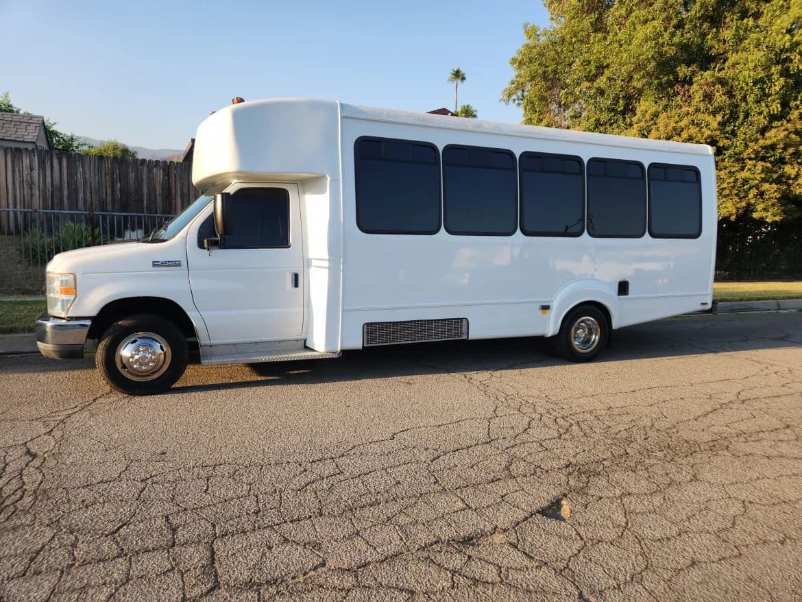 2014 Ford E450 Limo Bus - Image 4