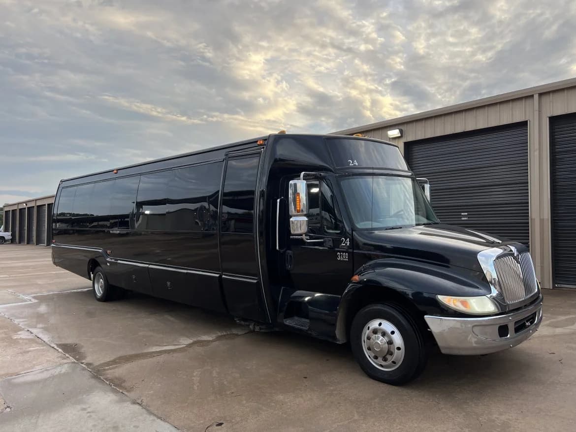 2007 International Freightliner 3200 DT466 Limo Bus - Image 1