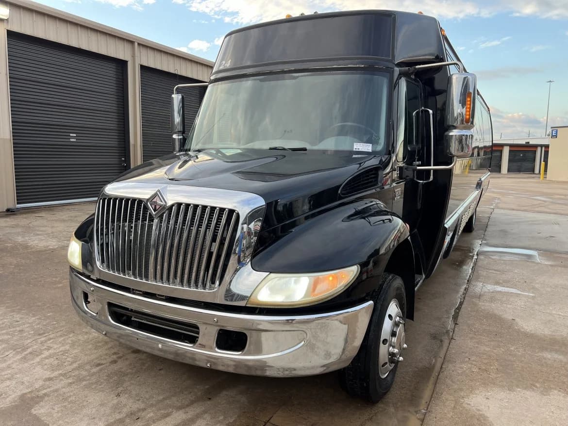 2007 International Freightliner 3200 DT466 Limo Bus - Image 3