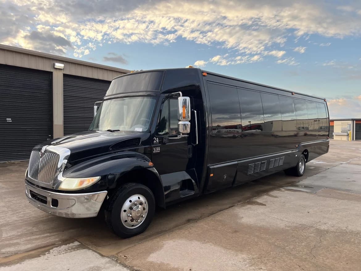 2007 International Freightliner 3200 DT466 Limo Bus - Image 4